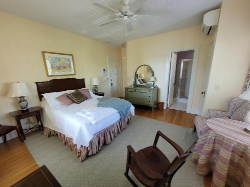 una camera con letto, sedia e cassettiera di Chautauqua Women's Club a Chautauqua