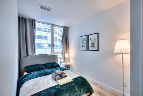 Un dormitorio con una cama con un osito de peluche. en Executive Suite Corporate stays Heart of Downtown en Montreal