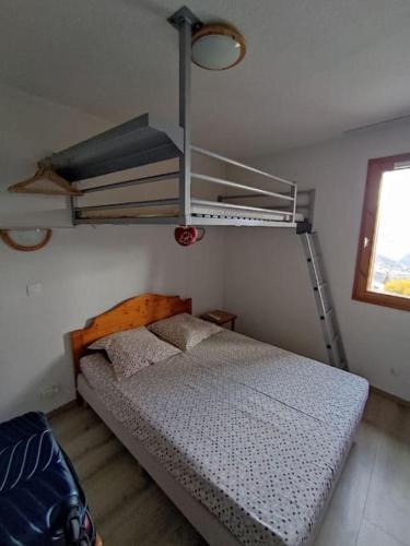 - une petite chambre avec un lit et une échelle dans l'établissement Appartement Le Corbier, 3 pieces, 7 personnes, au pied des pistes, à Villarembert