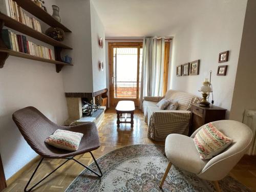 a living room with two chairs and a couch at Apartamento Capelot in Jaca
