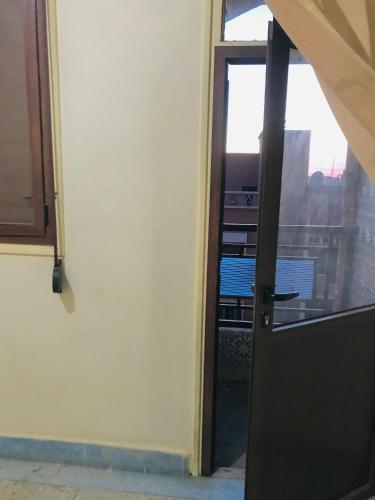 een open deur naar een kamer met een raam bij El houda beni mellal in Beni Mellal