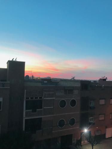 vista sul tramonto dal tetto di un edificio di El houda beni mellal a Beni Mellal