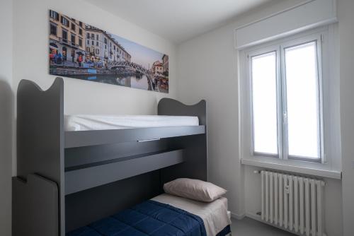 Turbigo的住宿－B&B Maison Azzurra Malpensa，一间卧室配有双层床和窗户。