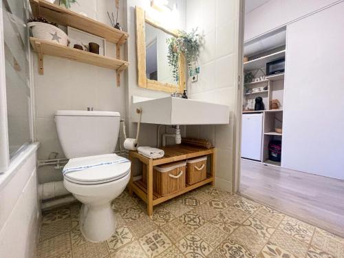 Enveitg的住宿－Apartamento ideal para parejas en Enveitg，一间带卫生间和水槽的浴室