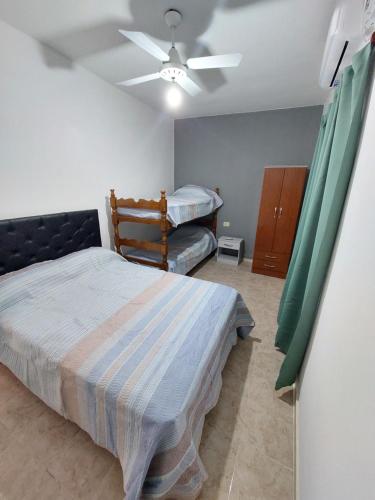 - une chambre avec 2 lits et un ventilateur de plafond dans l'établissement El Descanso, à Villa Unión
