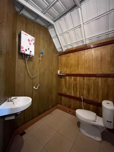 uma casa de banho com um WC e um lavatório em Villa Kolah Watu em Wonosobo