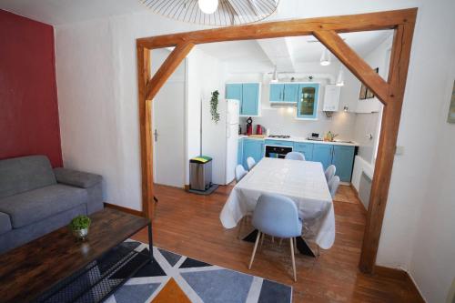 een woonkamer met een tafel en een keuken bij T3 Appart Cosy avec Terrasse proche Loire in Orléans