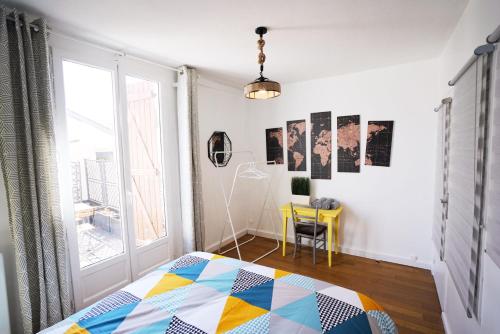 une chambre avec un lit et une fenêtre dans l'établissement T3 Appart Cosy avec Terrasse proche Loire, à Orléans