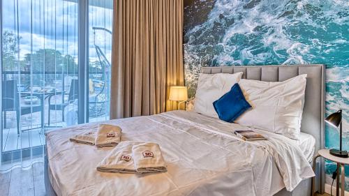 pokój hotelowy z łóżkiem i ręcznikami w obiekcie Rezydencja Niechorze 328 - 5D Apartamenty w mieście Niechorze