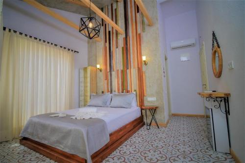 Ένα ή περισσότερα κρεβάτια σε δωμάτιο στο Micel Otel Alacati