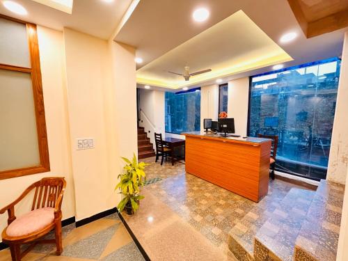 Μια τηλεόραση ή/και κέντρο ψυχαγωγίας στο Hotel Green Galaxy - Green Park South Delhi