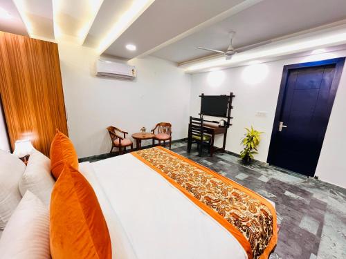 Μια τηλεόραση ή/και κέντρο ψυχαγωγίας στο Hotel Green Galaxy - Green Park South Delhi