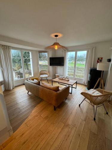 een woonkamer met een bank en een tafel bij Maison port guillaume in Dives-sur-Mer