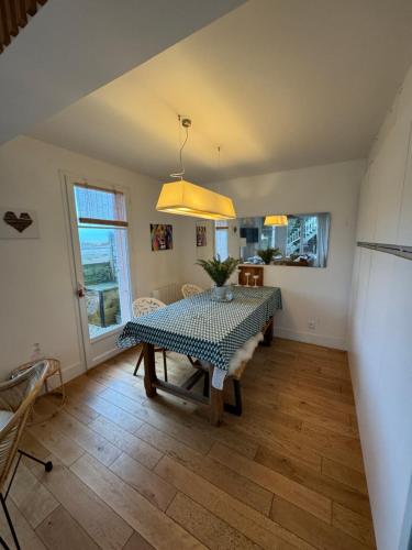 een eetkamer met een tafel en een keuken bij Maison port guillaume in Dives-sur-Mer