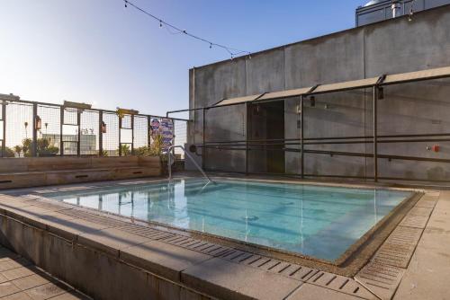 - une grande piscine au-dessus d'un bâtiment dans l'établissement STILE Downtown Los Angeles by Kasa, à Los Angeles