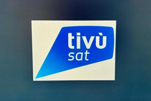 a blue and white sign with the word twu sat at Sonhozinho House Colico in Colico
