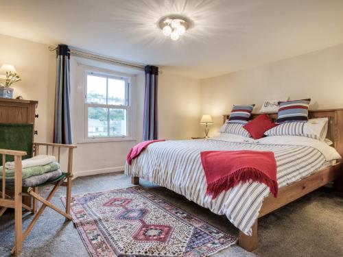 a bedroom with a large bed and a window at 2 bed in Brixham 77769 in Brixham