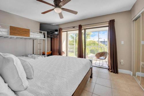 um quarto com uma cama e uma ventoinha de tecto em Overlooking Lagoon and Pool-Free Golf Cart-Kayaks em Key Largo