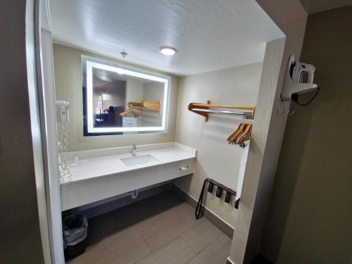 bagno con lavandino e specchio di Super 8 by Wyndham Wickenburg AZ a Wickenburg