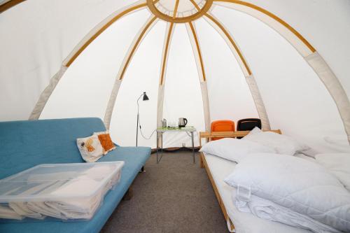 um quarto com uma tenda com uma cama e uma mesa em Kemp Děčín em Děčín