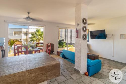 uma sala de estar com um sofá azul e uma mesa em Antigua de Cabo em Cabo San Lucas