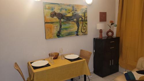 une salle à manger avec une table et une peinture de cheval dans l'établissement BEACH APPART, à Nice