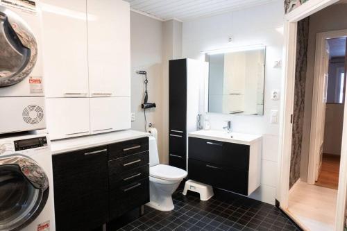 een badkamer met een toilet en een wastafel bij Villa Ylämylly in Joensuu