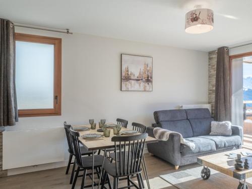 un salon avec un canapé, une table et des chaises dans l'établissement Appartement de Standing 4 Pers, Vieil Alpe, Proche Centre et Pistes, Parking et Wifi Inclus - FR-1-645-62, à Huez