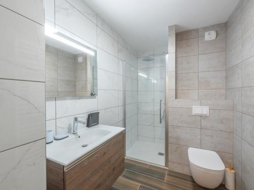 Koupelna v ubytování Appartement moderne au Vieil Alpe avec parking et terrasse - FR-1-645-65