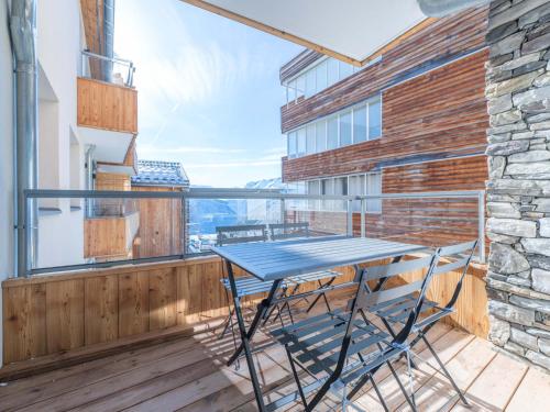 un patio avec une table et des chaises sur un balcon dans l'établissement Appartement de standing pour 6 pers. avec terrasse, proche centre et pistes, Alpe d'Huez - FR-1-645-66, à Huez