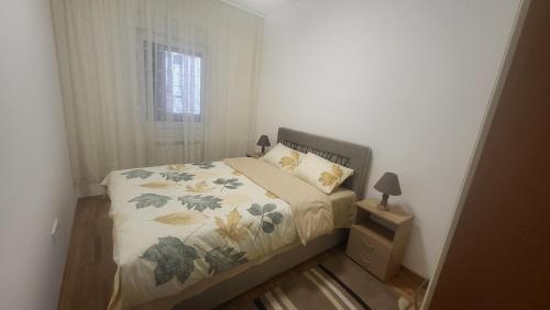 een kleine slaapkamer met een bed en een raam bij DIAMOND Ledine Novi Beograd in Ledine