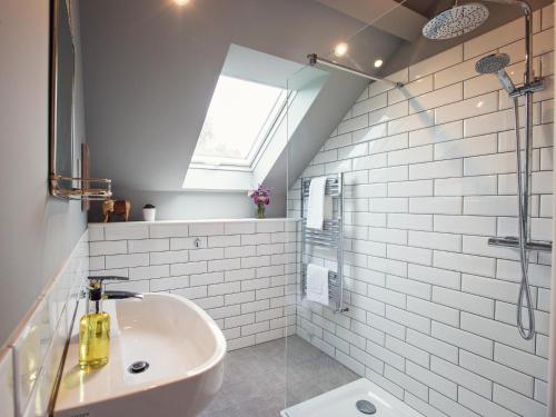 uma casa de banho branca com um lavatório e uma janela em 1 bed in Chepstow 76606 em Wolves Newton