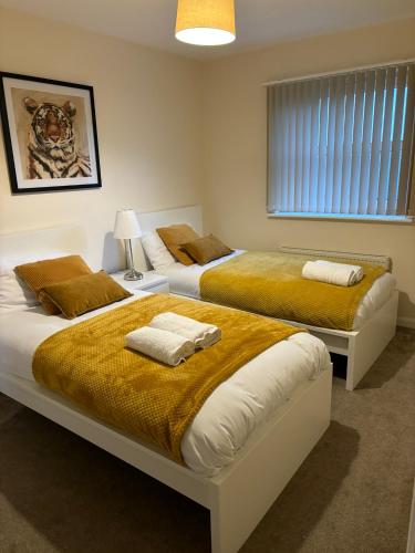 two beds in a room with two bedsvisor at 3 Beds 2BR Apartment BHX City Centre NEC Solihull Ideal for Contractors & Insurance in Birmingham