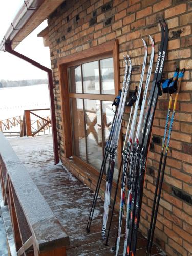 un montón de esquís apoyados en una pared de ladrillo en Bareišių sodyba, 
