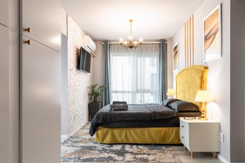 1 dormitorio con cama y ventana en Romantic Jacuzzi Studio, en Cluj-Napoca