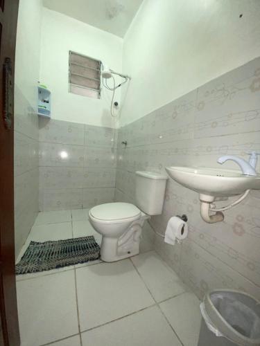 a bathroom with a toilet and a sink at Apartamento Arena da Amazônia in Manaus