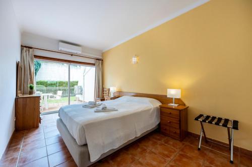 En eller flere senge i et værelse på Cardeira Holiday Apartments