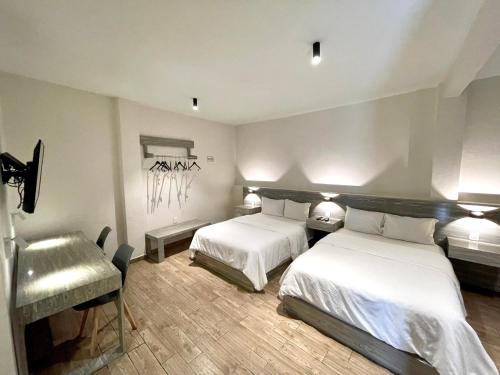 Posteľ alebo postele v izbe v ubytovaní Capital Suites