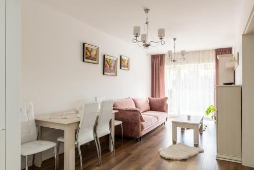 un soggiorno con divano e tavolo di VIVA APARTMENT a Cluj-Napoca