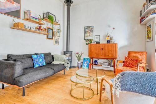 un salon avec un canapé et une table dans l'établissement Maison Maturo - Welkeys, à Marseille