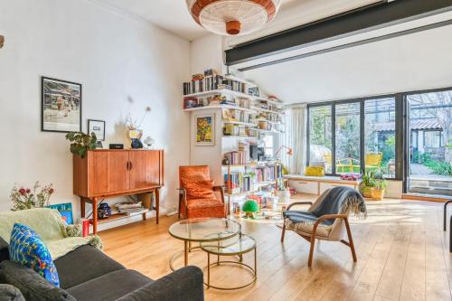 un salon avec un canapé et des chaises dans l'établissement Maison Maturo - Welkeys, à Marseille