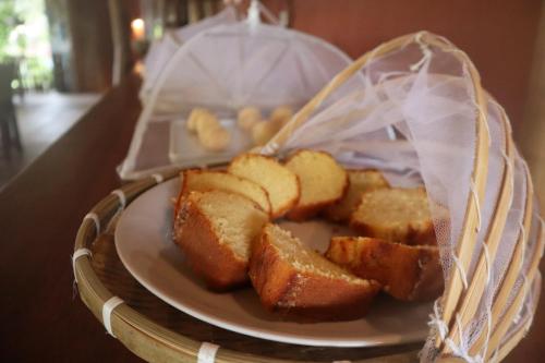 a plate of food with bread in a bag at Pousada Vila Camurim in Atins