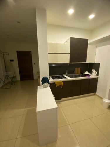 eine Küche mit einer Theke und einem Waschbecken darin in der Unterkunft Room's Service Swieqi in Tal-Għoqod