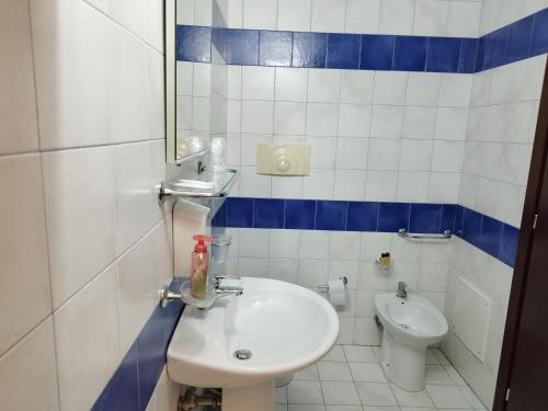 uma casa de banho com um lavatório e um WC em B&B Terra Serena em Santa Cesarea Terme