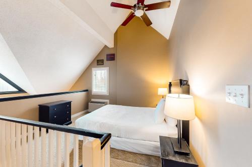 Postel nebo postele na pokoji v ubytování Condo 710 at North Creek Resort