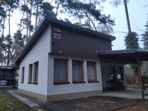 una piccola casa con il numero sopra di Domek letniskowy EWA a Turawa
