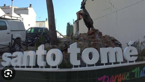 a bird sitting on top of a santa sign at Cazorlasalud in Santo Tomé