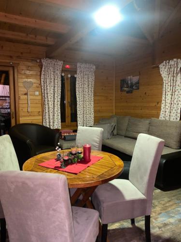 Ljubovija的住宿－Drinka，客厅配有桌椅和沙发