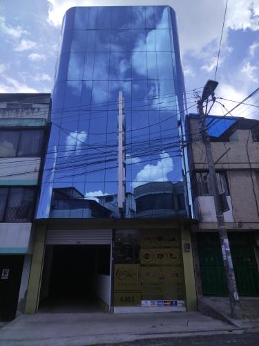 een gebouw met een reflectie van de hemel in het glas bij Hostal Blue Royal in Quito