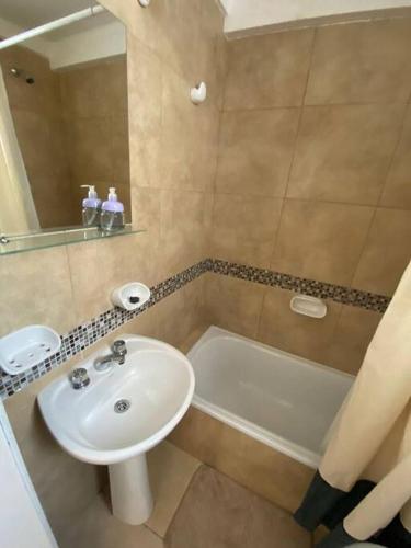 een badkamer met een wastafel, een toilet en een bad bij Departamento céntrico completo in Bahía Blanca